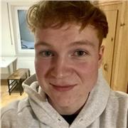 Psychologie-Student, der Nachhilfe für alle Altersgruppen gibt